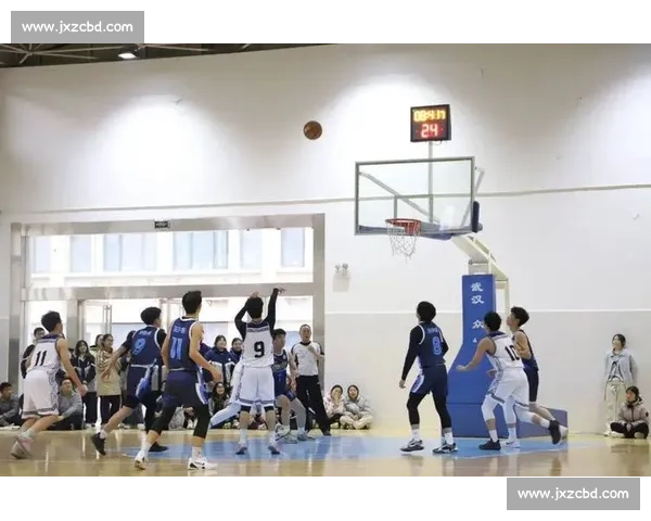 终场哨响前的热血对决一场激烈篮球比赛点燃全场激情与青春梦想同行 终场哨响前的热血对决一场激烈篮球比赛点燃全场激情与青春梦想同行